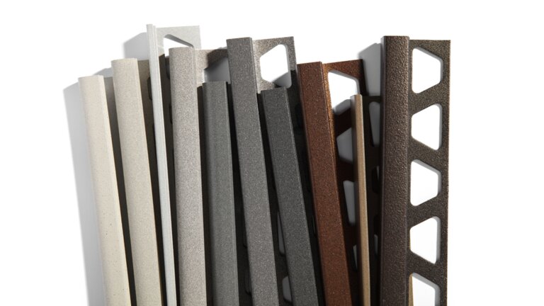 Mehrere Metallprofile, matt, grau bis braun.